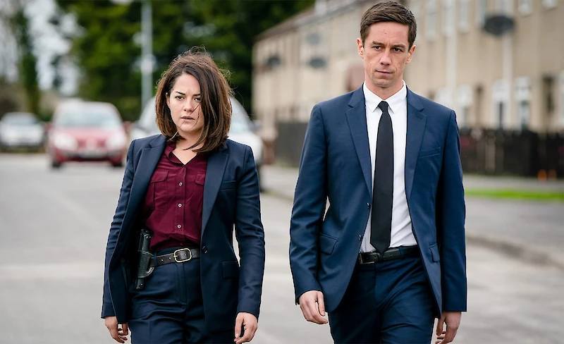 Sarah Greene ja Killian Scott näyttelevät rikostutkijoita Irlannin Dubliniin sijoittuvassa jännityssarjassa. (Kuva: Yle.)