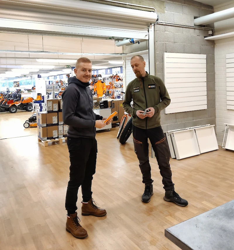 Juuso Rämä ja Antti Loiske Kouvolan Pyöräpajan takaosaan remontoidussa tilassa, johon asemyynti siirtyy Kausalasta heti, kun Poliisihallitus myöntää elinkeinoluvan siirron.