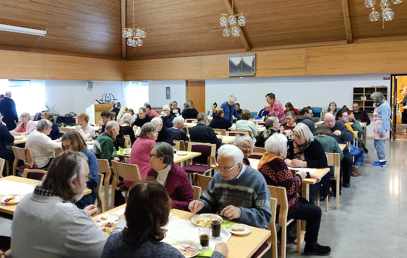 Kausalan seurakuntakeskuksen sali täyttyi sunnuntaina ruokailijoista.