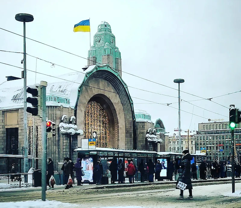 Ukrainan lippu liehui Helsingin rautatieaseman salossa 11. joulukuuta 2022.
