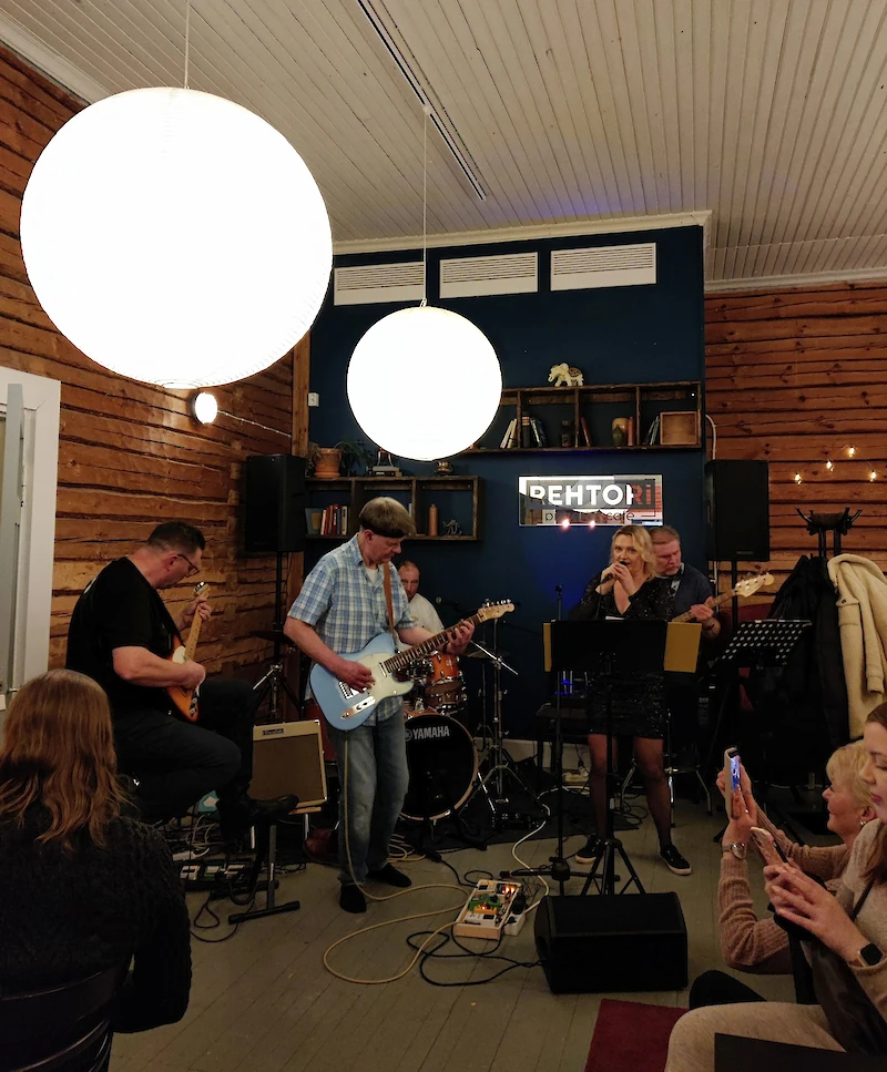 Hot Stuff -yhtye rokkasi Iitin Sääskjärvellä lauantaina.
