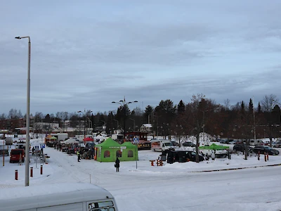 Puolueet kampanjoivat Kausalan markkinoilla jo 7. helmikuuta. Keskustan teltta kuvassa oikealla.