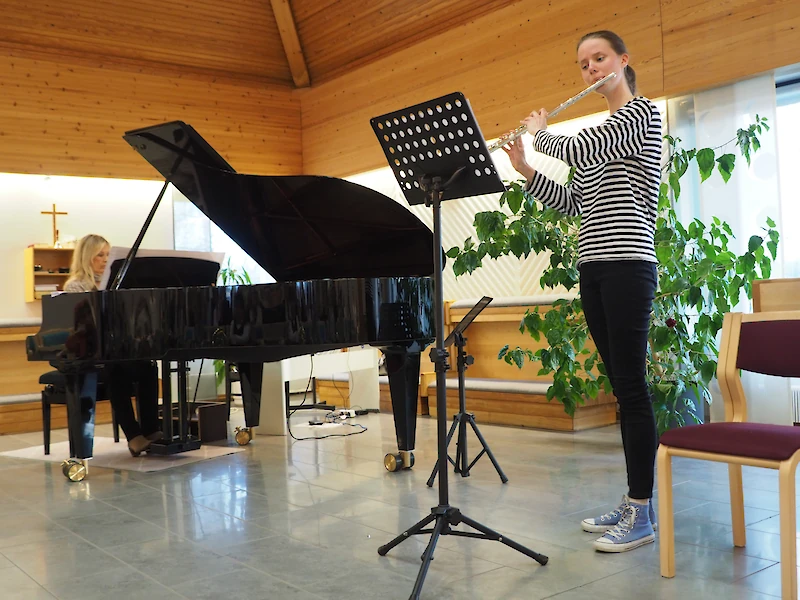 Assi Tiihonen soitti huilulla Bachin Gavotin g-mollissa. Häntä säesti pianonsoiton opettaja Kirsi Saari.