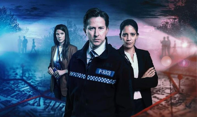 Lee Ingleby (keskellä) näyttelee tappajajahtia massiivisen paineen alla johtavaa poliisia. (Kuva: ITV.)