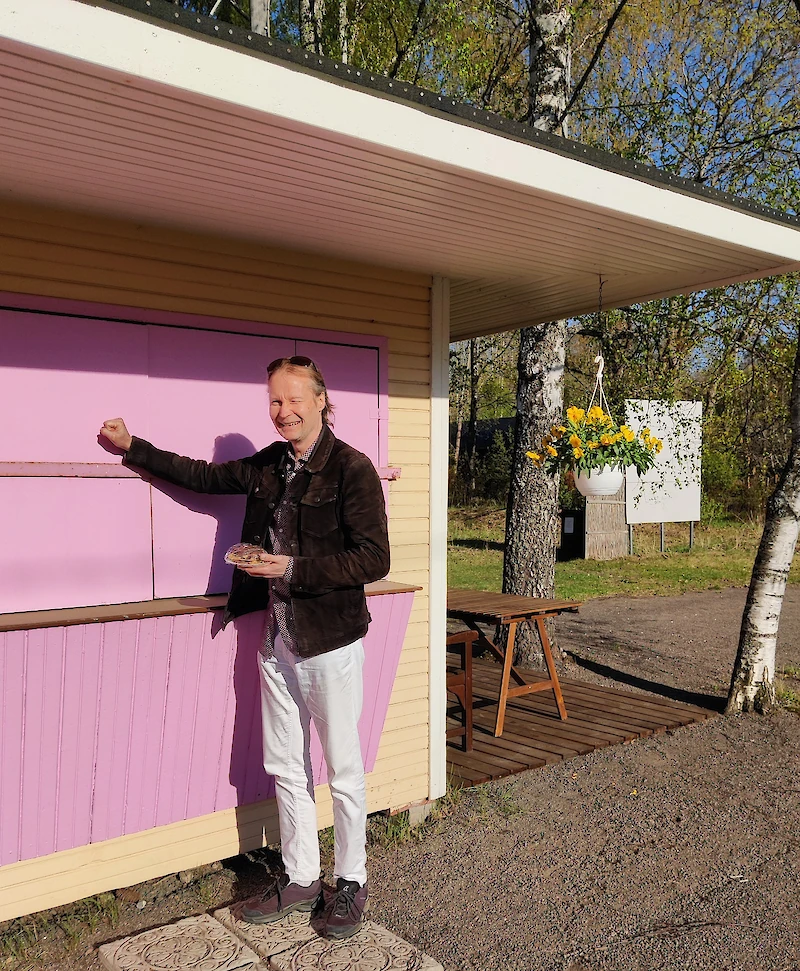 Iitin kirkonkylän jäätelökioski on yksi Pasi Mäenpään "kantapaikoista" kesäaikaan. Haastatteluhetkellä kioskia ei ollut vielä avattu kesäkauteen.