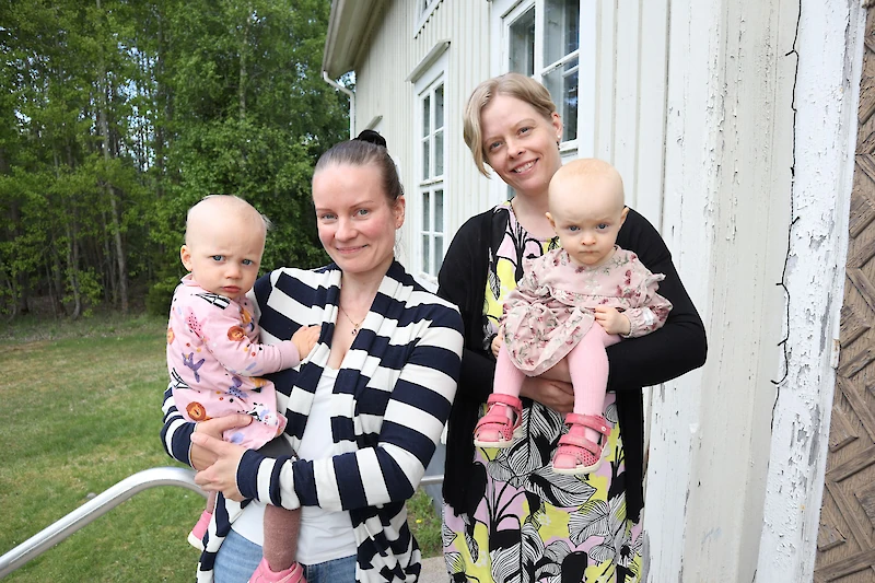 Kylän uusia tulokkaita ovat Hilja Kärkkäinen ja Amalia Ronimus. Hilja-vauva vasemmalla äitinsä Liisa Hurskaisen sylissä ja Amalia-vauva oikealla äitinsä Anna Suutarin sylissä.