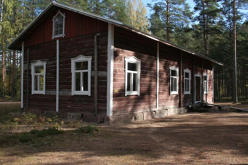 Nuorisoseurantalon vanha osa on siirretty Jaalan kirkonkylästä Huhdasjärven museokankaalle. (Kuva: Jaalan kotiseutuyhdistys.)