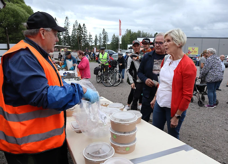 Artjärveltä Kausalaan Kalatorille tulleet Ulla ja Timo Niittynen ostivat savustettua kalaa Timo Mäntyseltä.