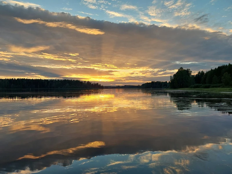 Lukijamme Esa Nevalainen ikuisti auringonlaskun Kymijoella Iitin Mankalassa.