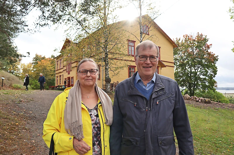 Vantaalaiset Tarja ja Timo Repo viihtyivät Perheniemen opiston avointen ovien päivässä.