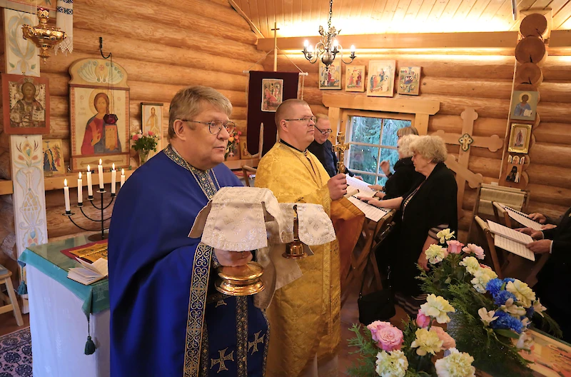 20-vuotisjuhlapäivänä tsasounalla pidettiin liturgia. Vasemmalla ekumeenisen istuimen rovasti Markku Salminen ja hänen vierellään pastori Jonas Bergenstad.