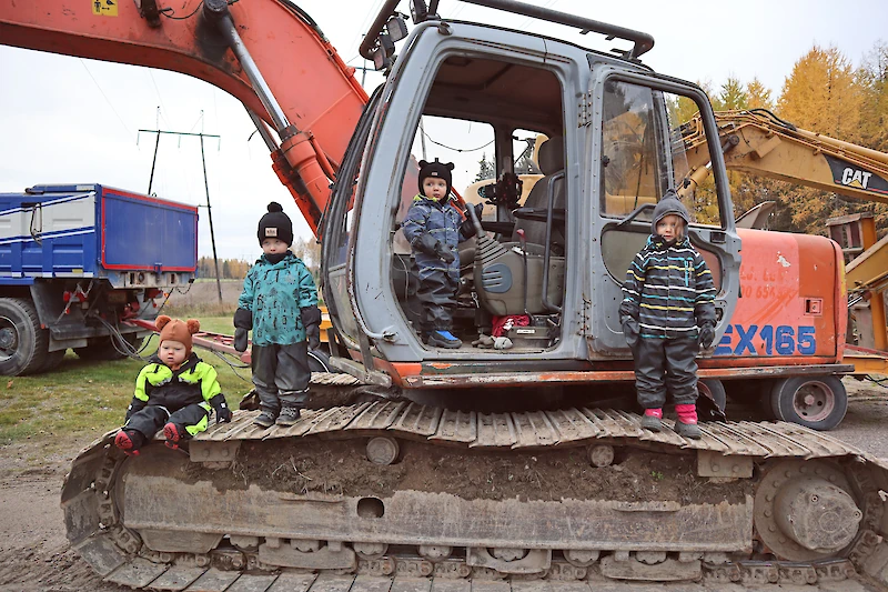 Nuppulan päiväkodin lapset tutustuivat Mikko Purhon kaivuriin. Kuvassa Hugo, Akseli, Leo ja Helmi.