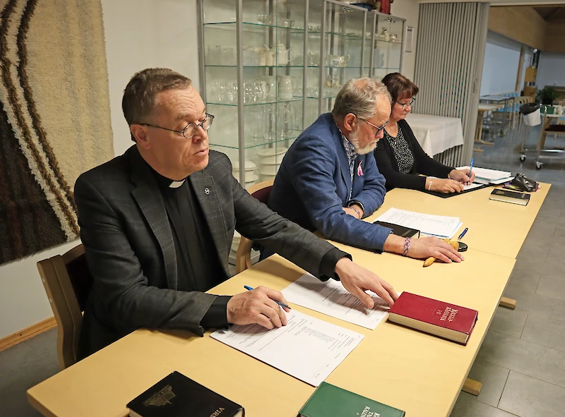 Kirkkoherra Pekka Särkiö (vas.) istui ensimmäistä kertaa kirkkovaltuustossa Iitissä. Hän on Mikko Pelkosen vuorotteluvapaan sijainen.